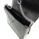 Kleine schwarze Damentasche mit silberner Kette